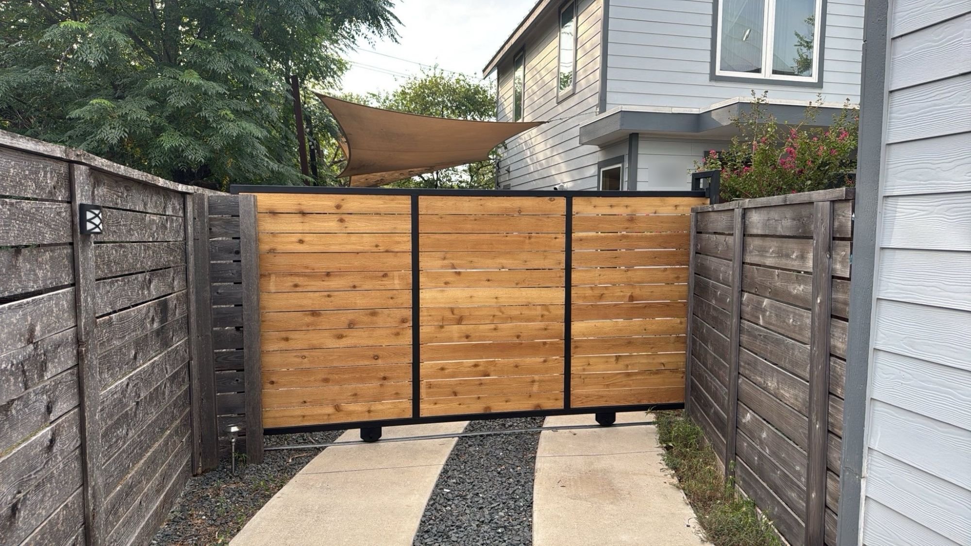 The installed rolling gate=